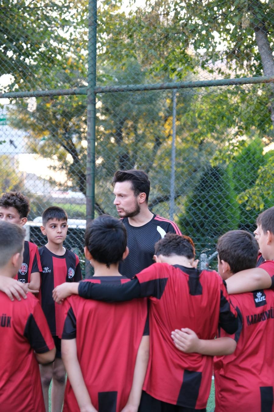 Şişli Karagümrük Futbol Okulu antrenörü sporcularla – Şişli futbol okulu antrenmanı